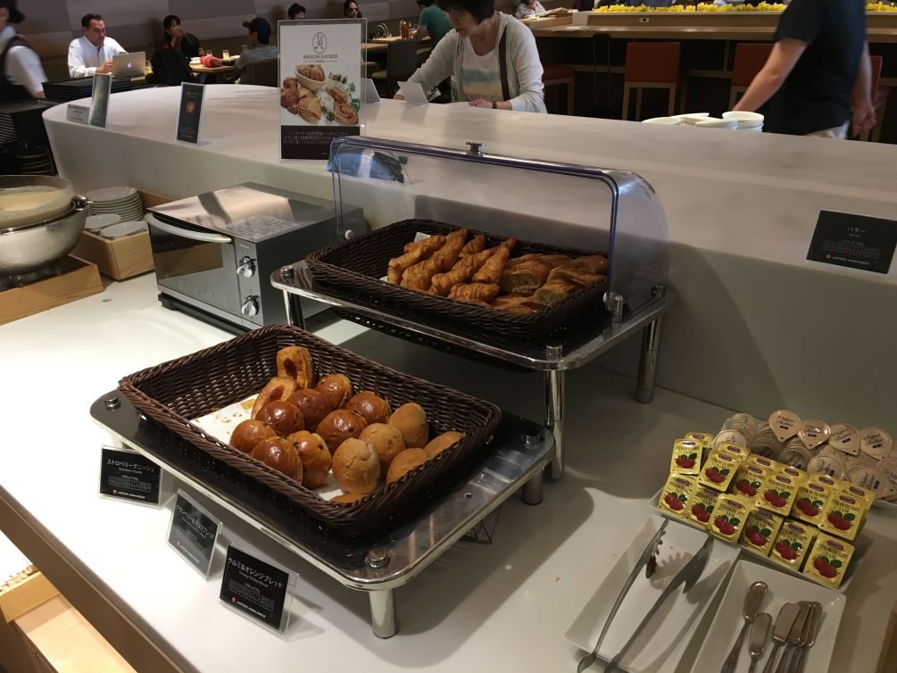 Japan Airlines Regional Business Class Review Tokyo (HND) to Bangkok (BKK), 777 SKY SUITES Herringbone (Zodiac Layout) and Sakura Lounge Tokyo Review