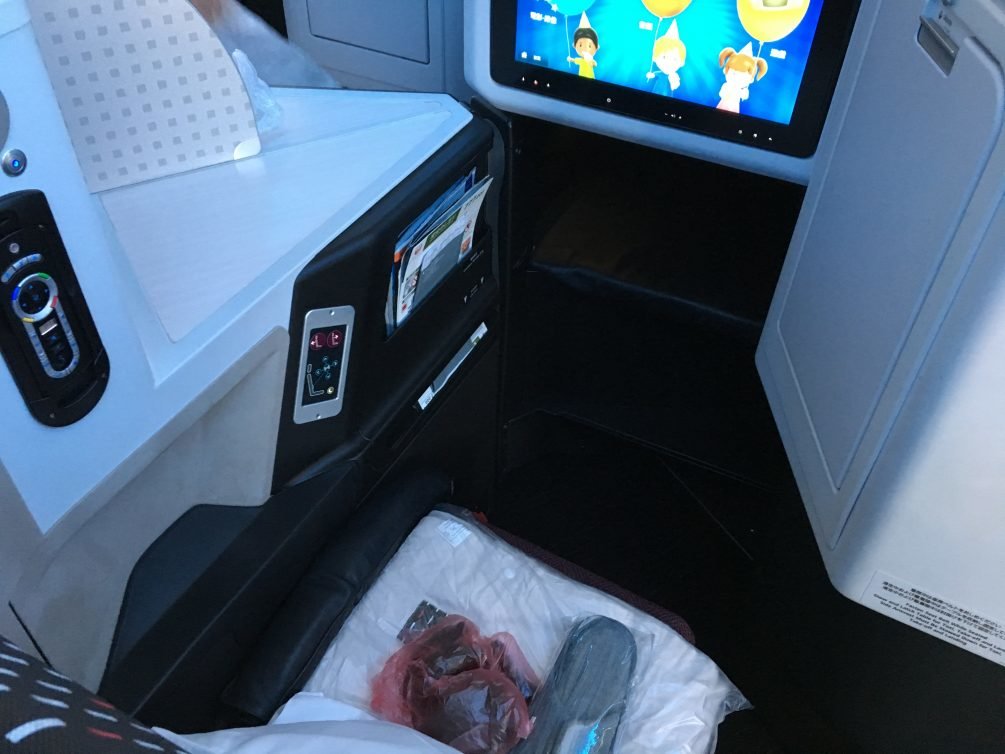 Japan Airlines Regional Business Class Review Tokyo (HND) to Bangkok (BKK), 777 SKY SUITES Herringbone (Zodiac Layout) and Sakura Lounge Tokyo Review